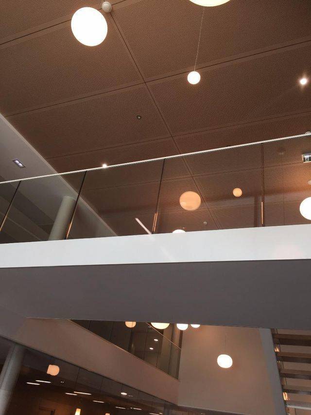 plafond beige ajouré